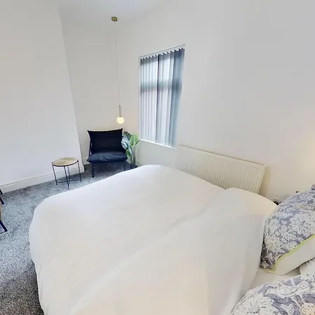 Elegant 2 Bed House Near City Centre-2