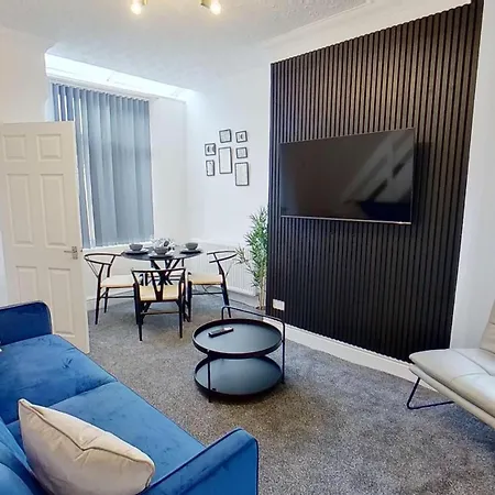 Elegant 2 Bed House Near City Centre-3